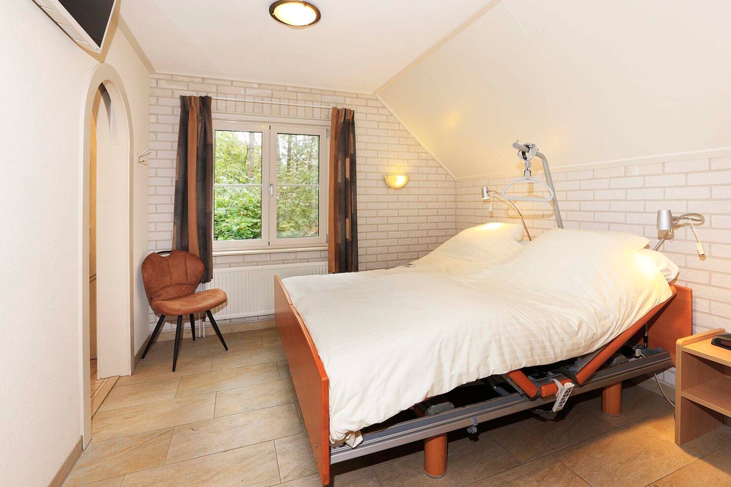 Slaapkamer met elektrische hoog/laag bedden