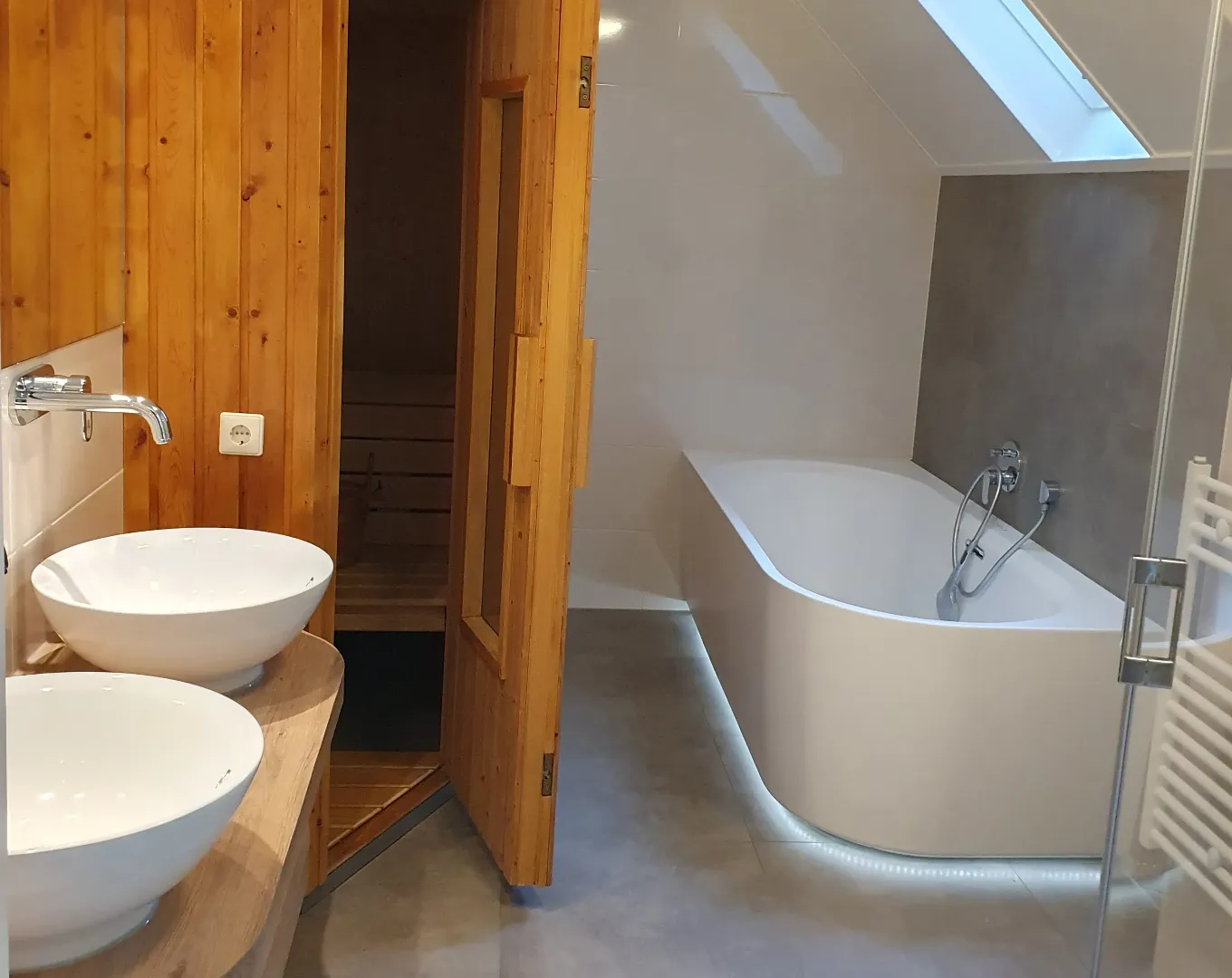 Wellness badkamer met sauna en bubbelbad