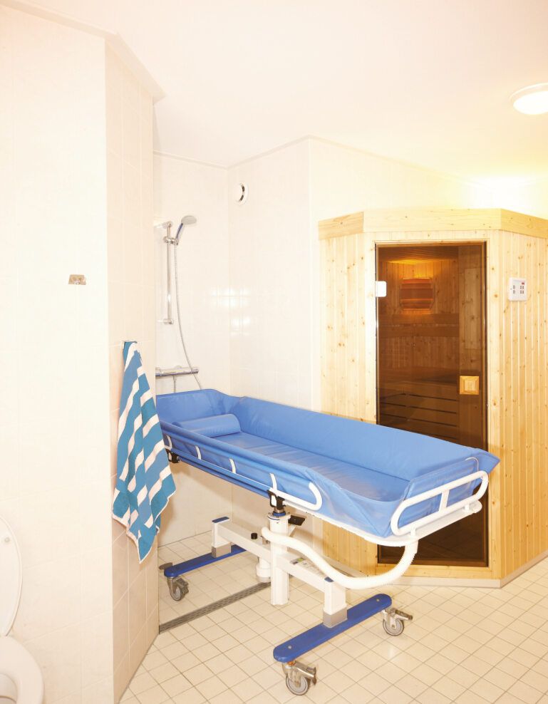 Badkamer met sauna en douchebrancard