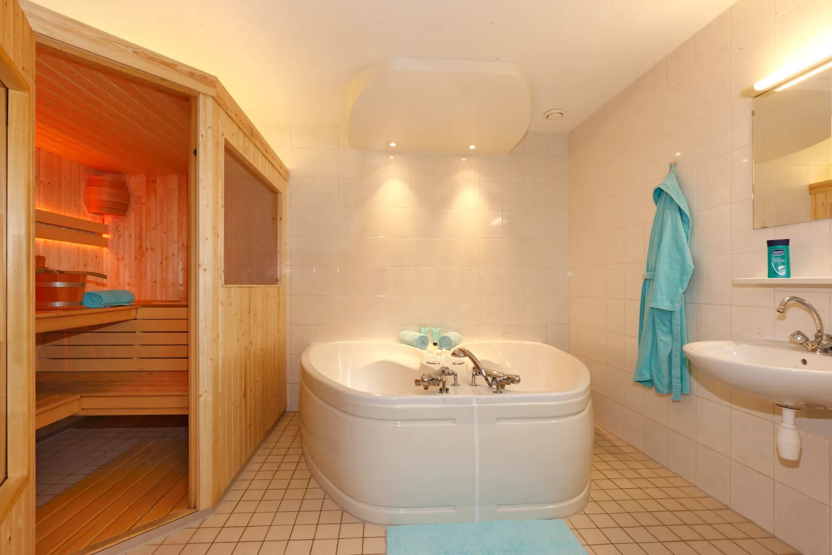 Familievilla Wellness badkamer dubbel bubbelbad en sauna