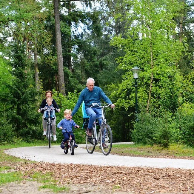 Fietsen met kleinkind op vakantiepark